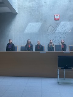 Uczennice w roli sędziego.