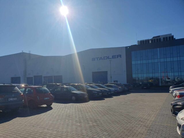 Parking przed wejściem do hali produkcyjnej.