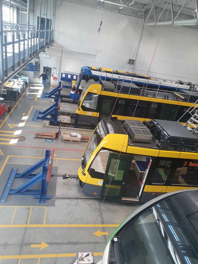 Widok na gotowy produkt - tramwaje i pociągi.