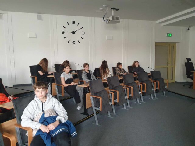 Uczniowie klasy 7a i 7d podczas spotkania w Urzędzie Miasta.