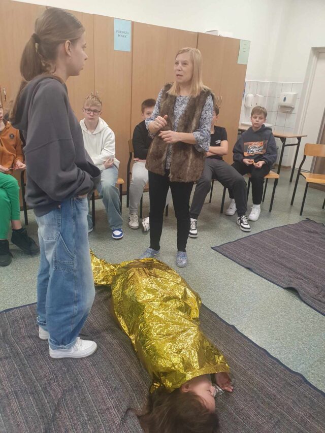 Zabezpieczanie rannego w folię ochronną.
