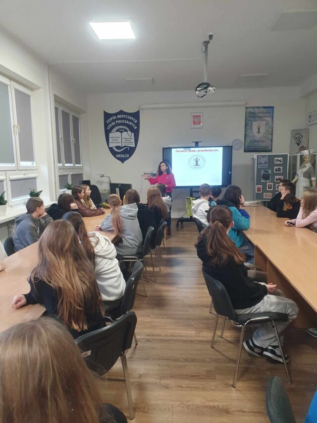 Uczniowie słuchają części teoretycznej warsztatów z pierwszej pomocy.