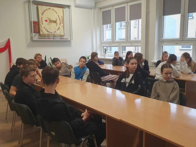 Uczniowie słuchają części teoretycznej warsztatów z pierwszej pomocy.