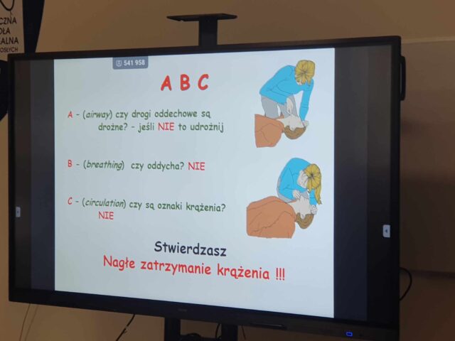 Jeden ze slajdów prezentacji o pierwszej pomocy przedmedycznej.