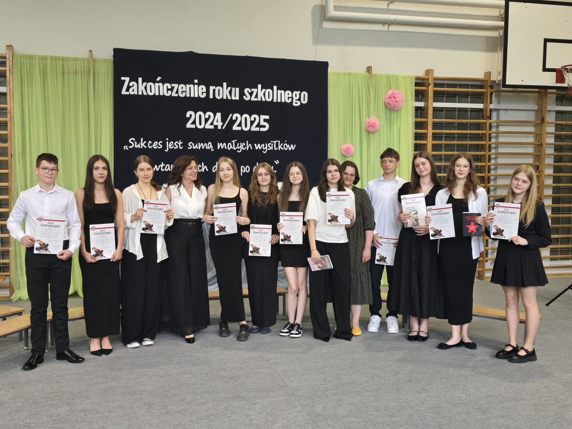Uroczyste zakończenie roku szkolnego2024-2025 nagrody i dyplomy