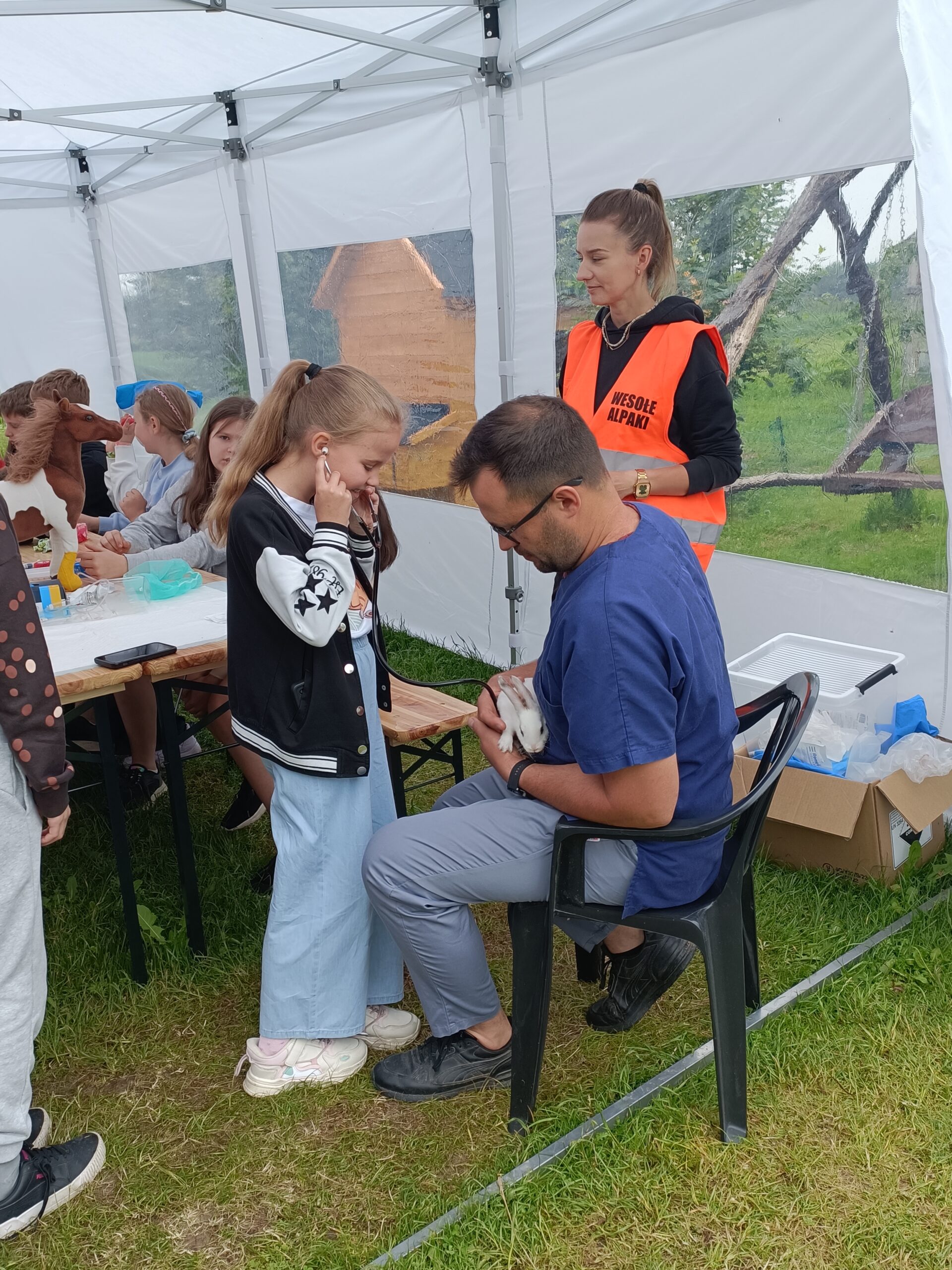 Wesołe Alpaki wycieczka z okazji dnia dziecka. Badamy serduszko królika.