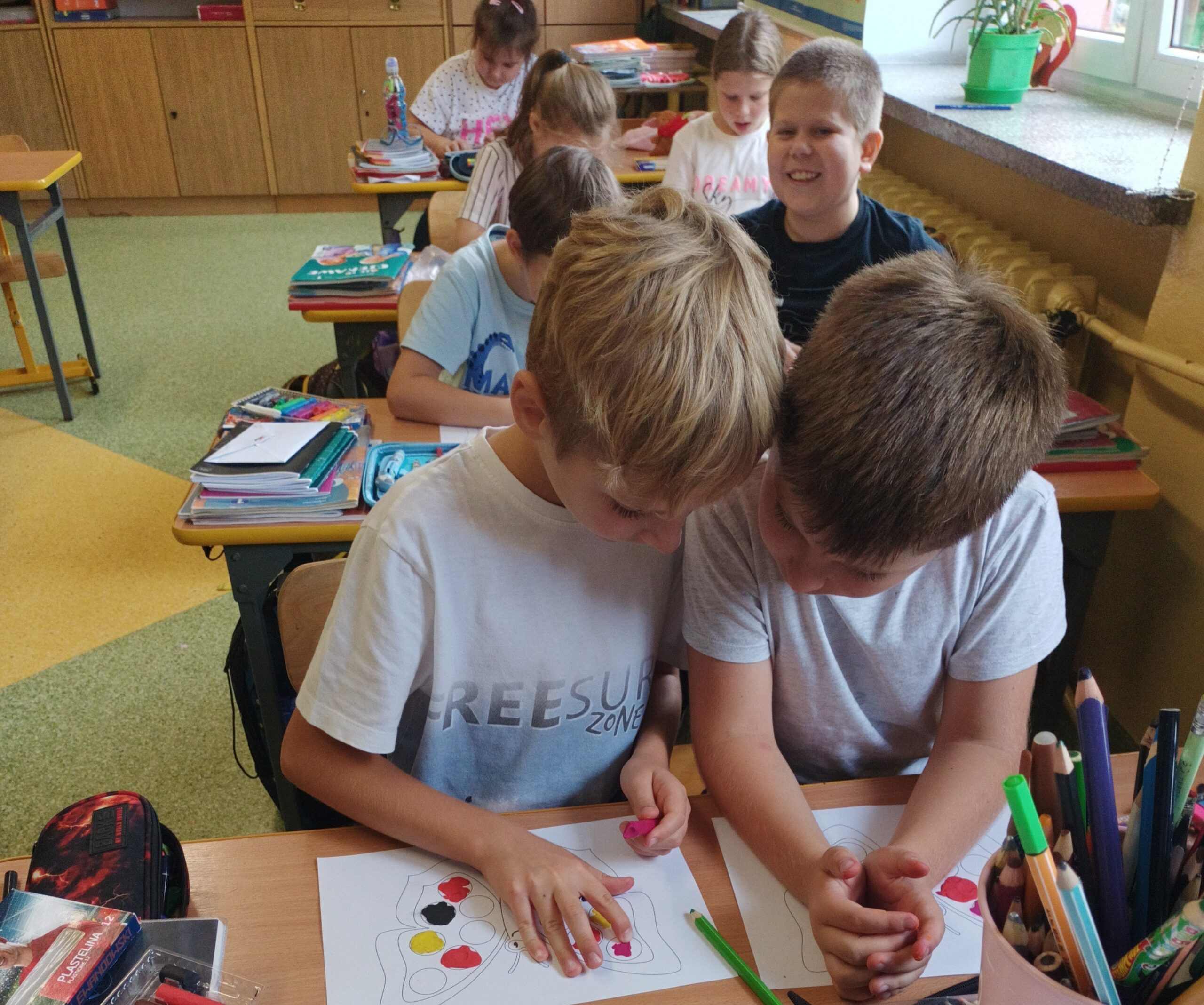 10.Klasa 2a - uzupełnianie kropek motyla