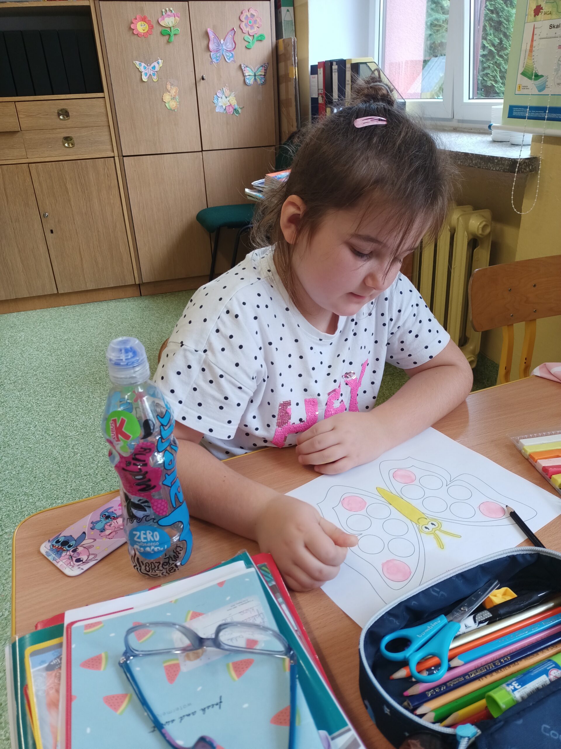 11.Klasa 2a - wyklejanie motyla