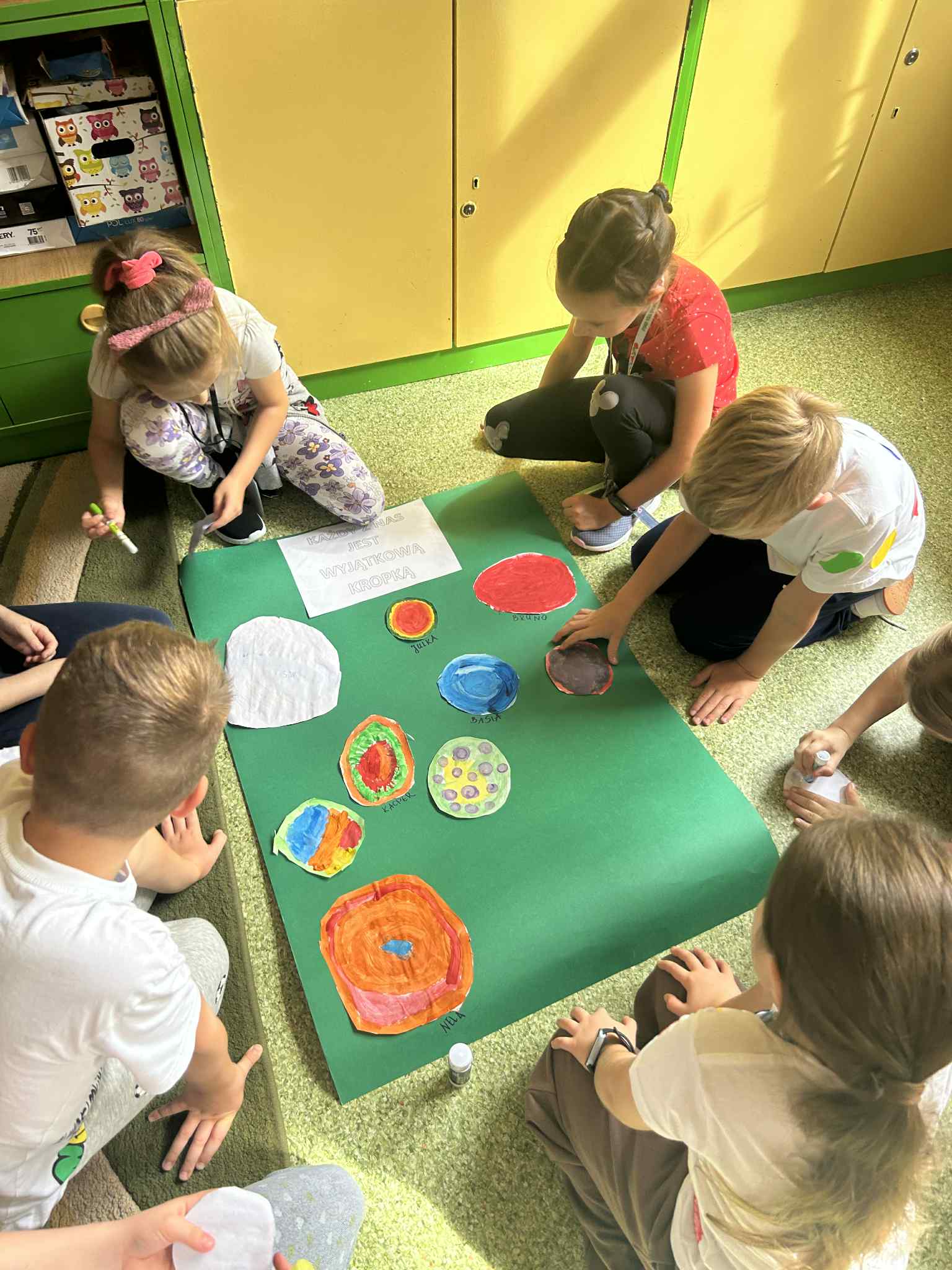 16.Klasa 2d - tworzenie plakatu z kropkami