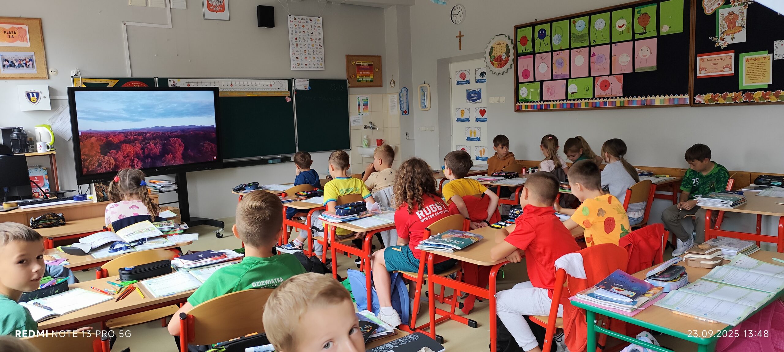 18.Klasa 3a oglądanie filmu o barwach jesieni