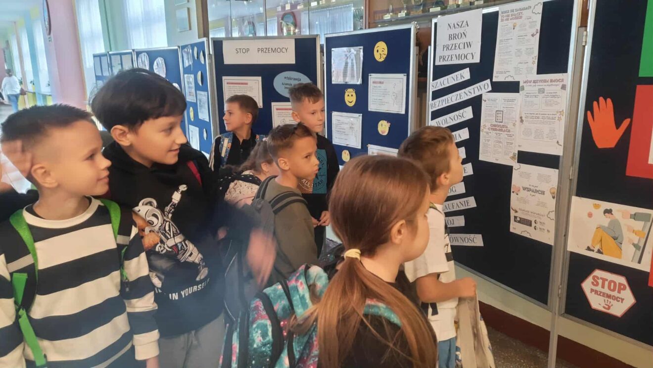 Zapoznawanie się z informacjami umieszczonymi na tablicach przez uczniów klasy 2b.