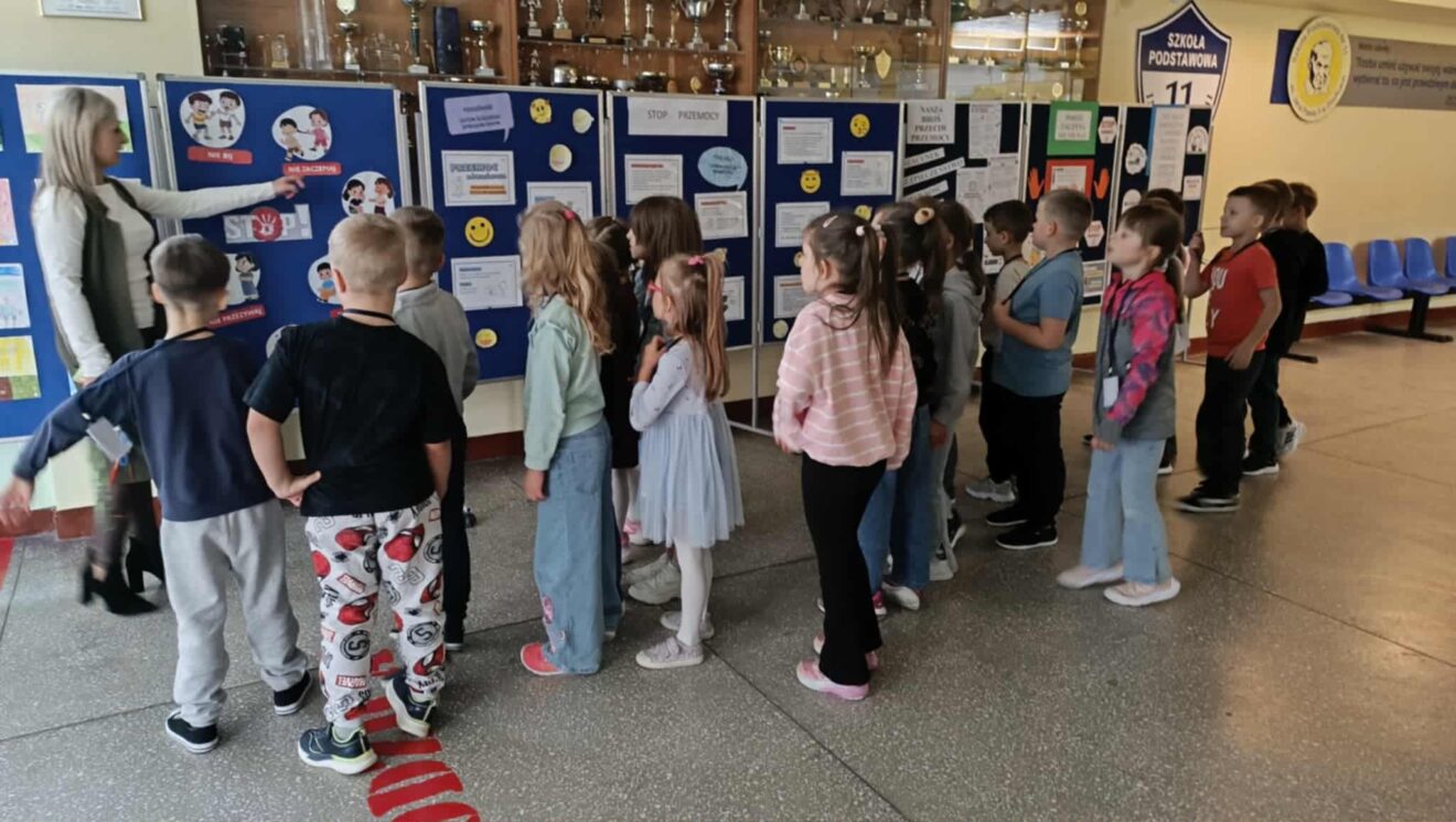 Zapoznawanie się z informacjami umieszczonymi na tablicach przez uczniów klasy 1d.