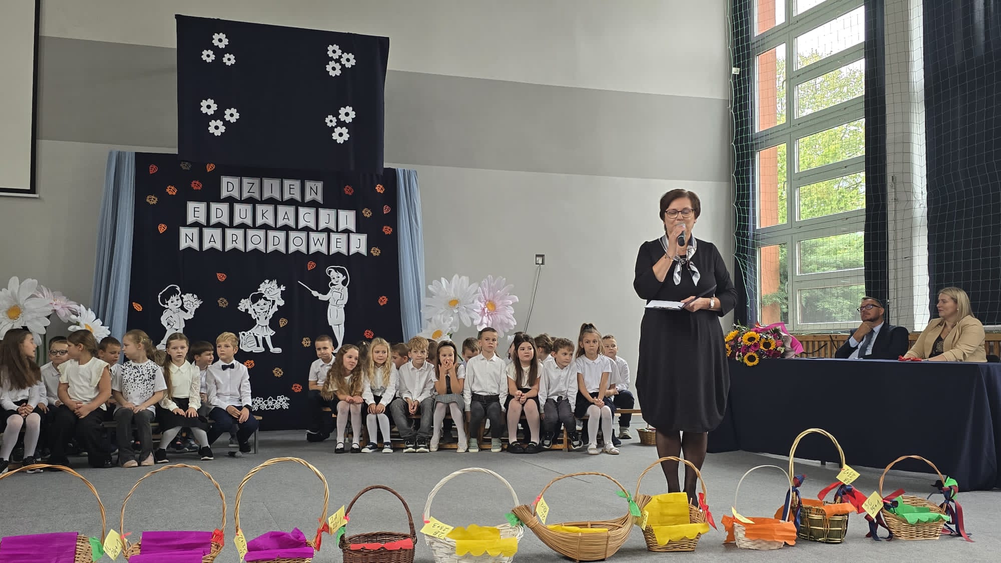 Akademia klas 1-3 z okazji Dnia Edukacji Narodowej. Przemówienie Pani Dyrektor.
