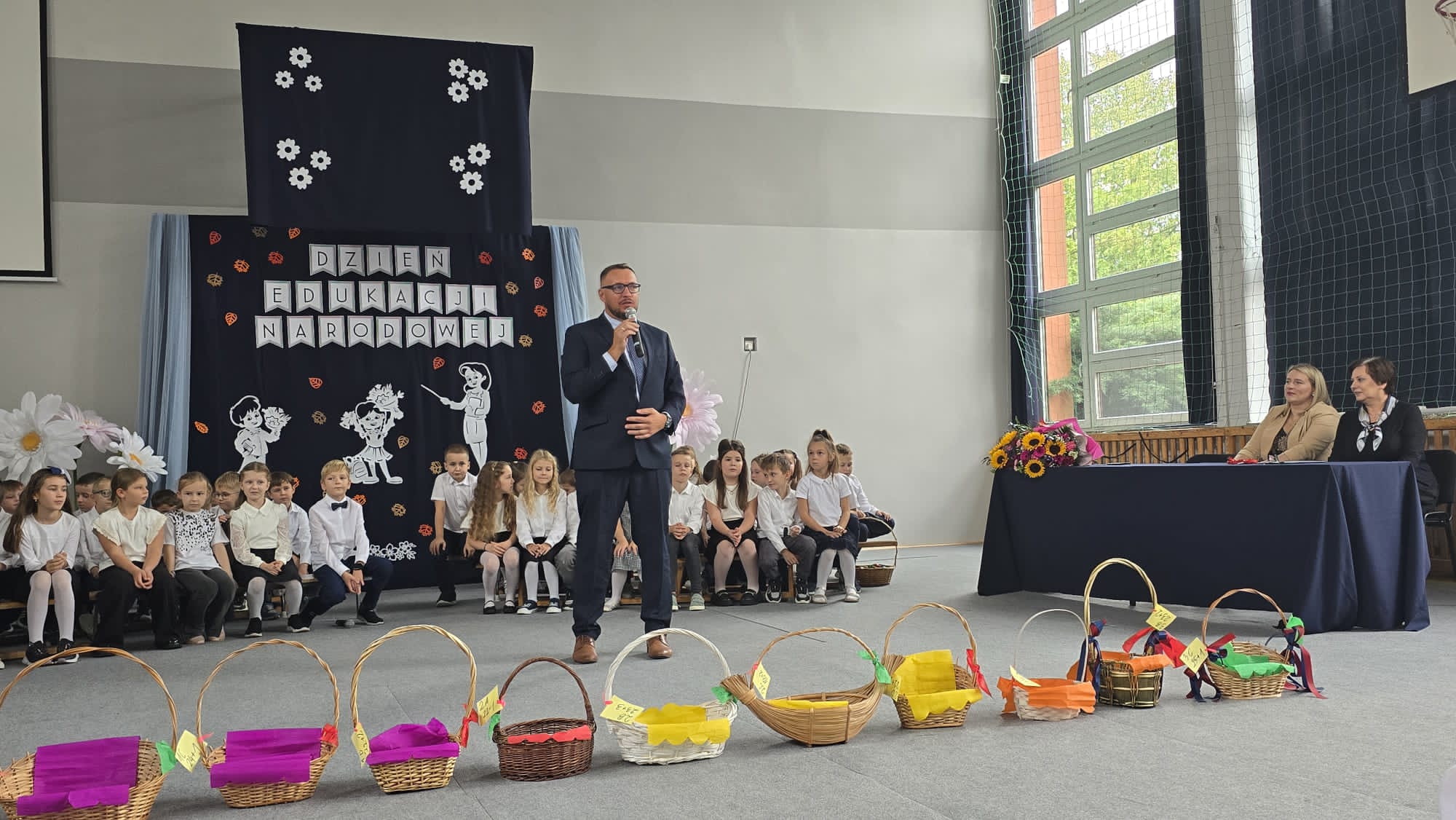 Akademia klas 1-3 z okazji Dnia Edukacji Narodowej. Przewodniczący Rady Rodziców.