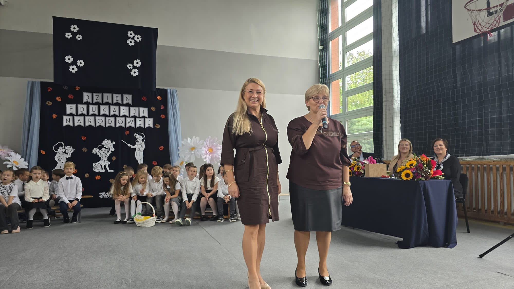 Akademia klas 1-3 z okazji Dnia Edukacji Narodowej. Wychowawczynie klas 2.
