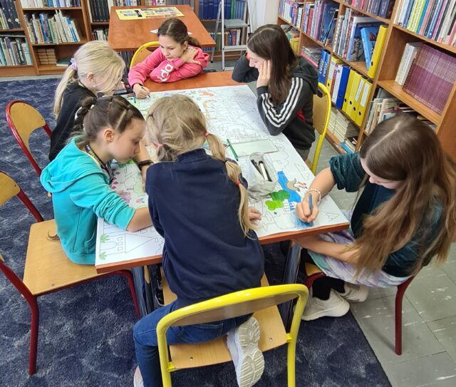 Uczniowie kolorują obrazek