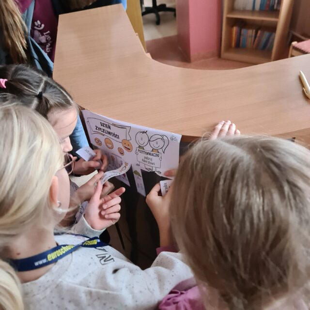 Uczniowie urywają karteczkę z dobrym słowem.