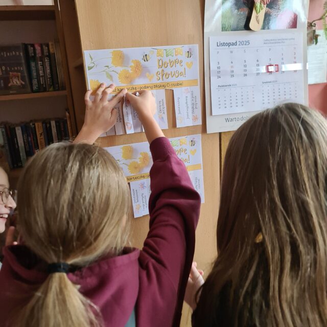 Uczniowie urywają karteczkę z dobrym słowem.