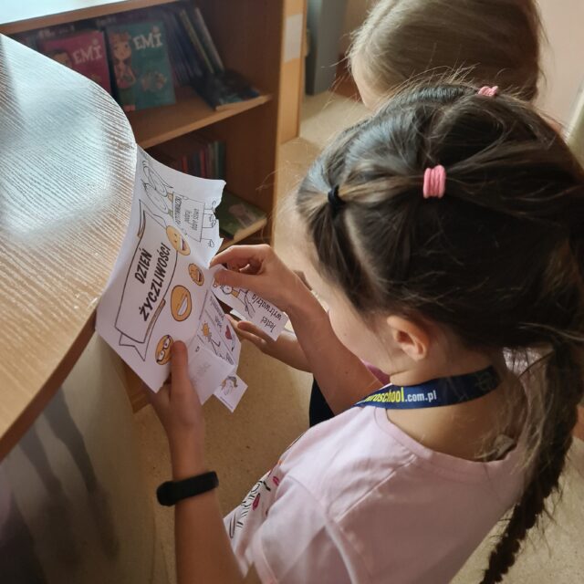 Uczniowie czytają dobre słowo przygotowane przez Panie.