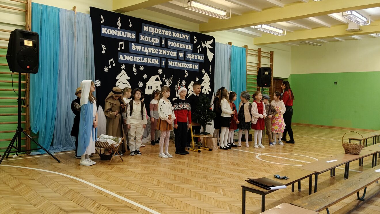 Przedstawienie przygotowane przez uczniów klasy 2c - ukazywało sceny z życia rodziny przygotowującej się do Świąt Bożego Narodzenia, podkreślając atmosferę radości, bliskości i wzajemnej życzliwości