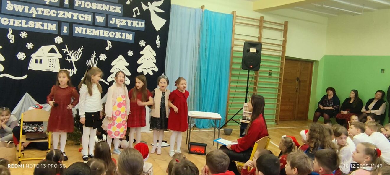 Przedstawienie przygotowane przez uczniów klasy 2c - ukazywało sceny z życia rodziny przygotowującej się do Świąt Bożego Narodzenia, podkreślając atmosferę radości, bliskości i wzajemnej życzliwości