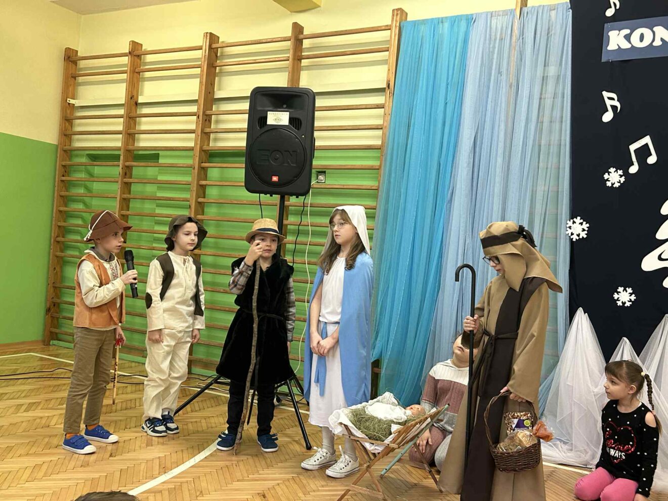 Przedstawienie przygotowane przez uczniów klasy 2c - ukazywało sceny z życia rodziny przygotowującej się do Świąt Bożego Narodzenia, podkreślając atmosferę radości, bliskości i wzajemnej życzliwości