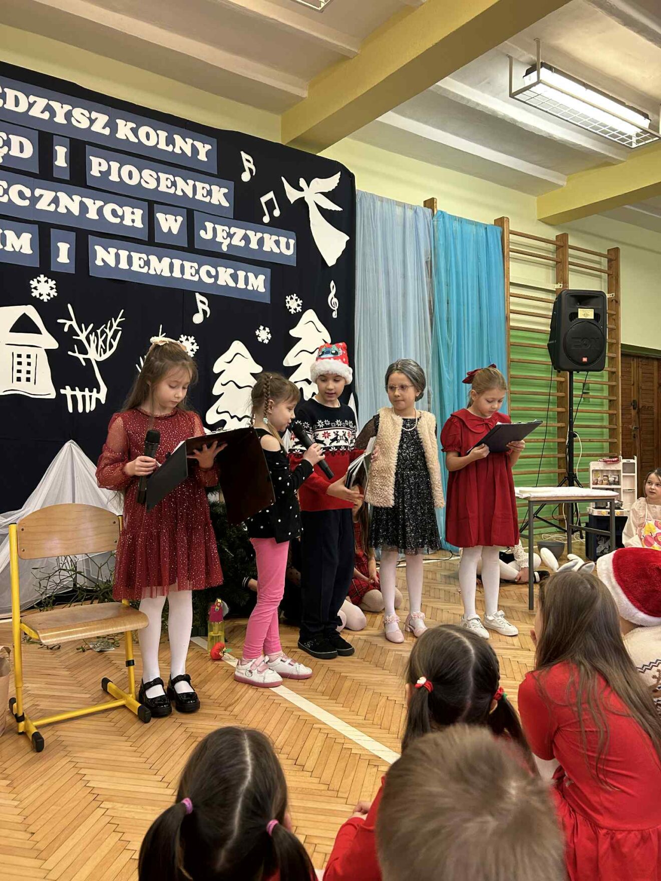 Przedstawienie przygotowane przez uczniów klasy 2c - ukazywało sceny z życia rodziny przygotowującej się do Świąt Bożego Narodzenia, podkreślając atmosferę radości, bliskości i wzajemnej życzliwości