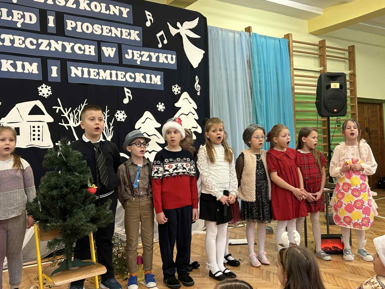 Przedstawienie przygotowane przez uczniów klasy 2c - ukazywało sceny z życia rodziny przygotowującej się do Świąt Bożego Narodzenia, podkreślając atmosferę radości, bliskości i wzajemnej życzliwości