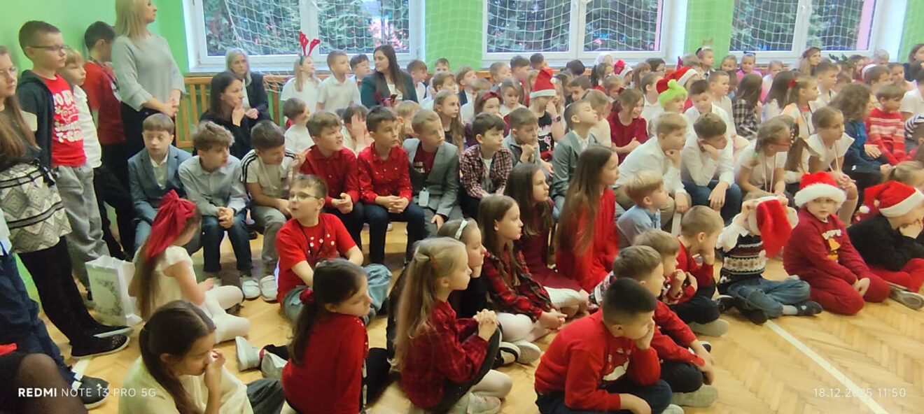 Przedstawienie przygotowane przez uczniów klasy 2c - ukazywało sceny z życia rodziny przygotowującej się do Świąt Bożego Narodzenia, podkreślając atmosferę radości, bliskości i wzajemnej życzliwości