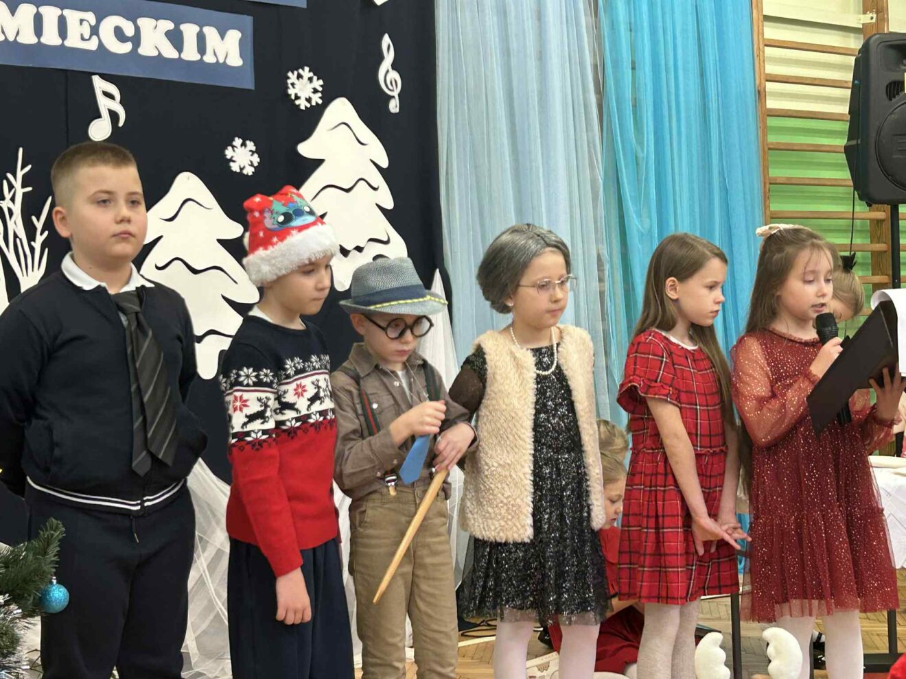 Przedstawienie przygotowane przez uczniów klasy 2c - ukazywało sceny z życia rodziny przygotowującej się do Świąt Bożego Narodzenia, podkreślając atmosferę radości, bliskości i wzajemnej życzliwości