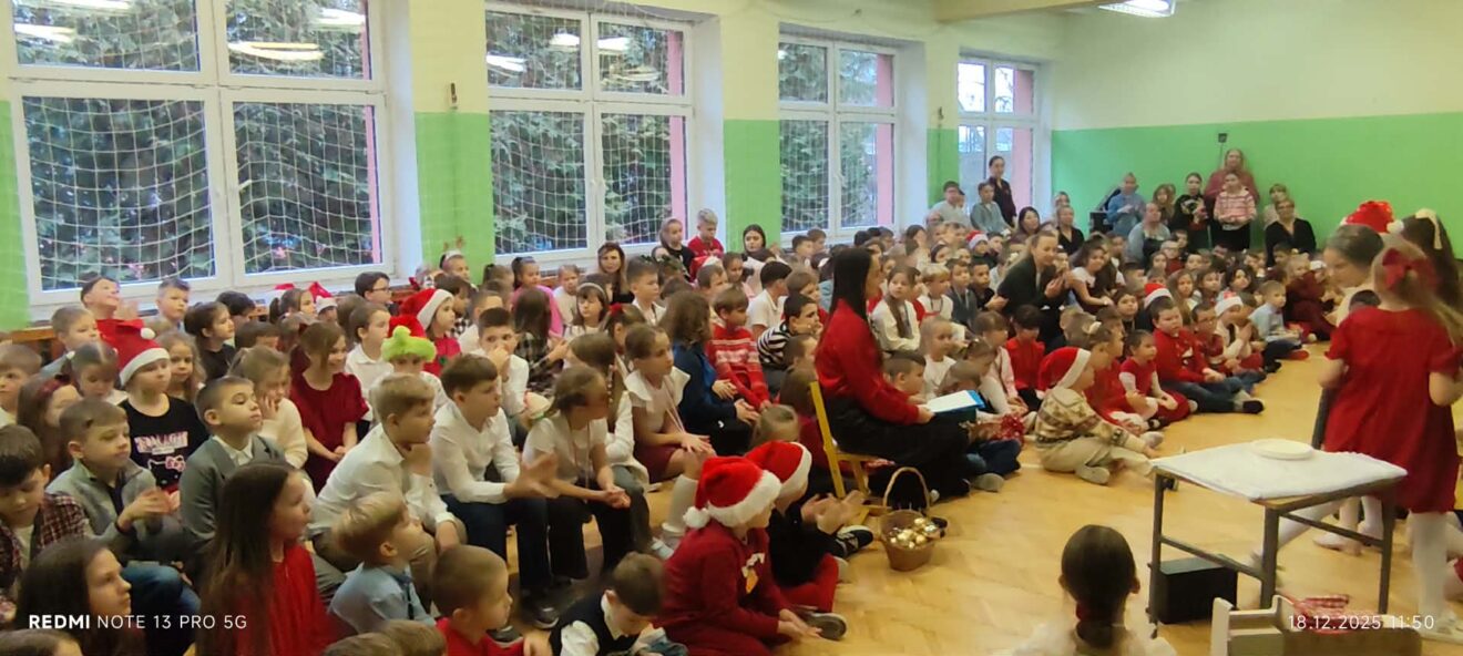 Przedstawienie przygotowane przez uczniów klasy 2c - ukazywało sceny z życia rodziny przygotowującej się do Świąt Bożego Narodzenia, podkreślając atmosferę radości, bliskości i wzajemnej życzliwości