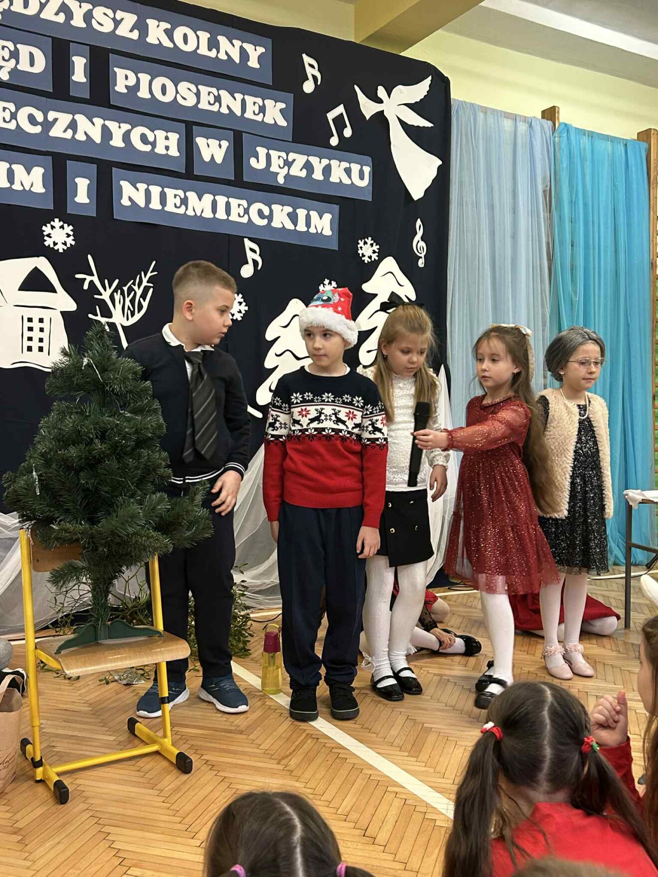 Przedstawienie przygotowane przez uczniów klasy 2c - ukazywało sceny z życia rodziny przygotowującej się do Świąt Bożego Narodzenia, podkreślając atmosferę radości, bliskości i wzajemnej życzliwości