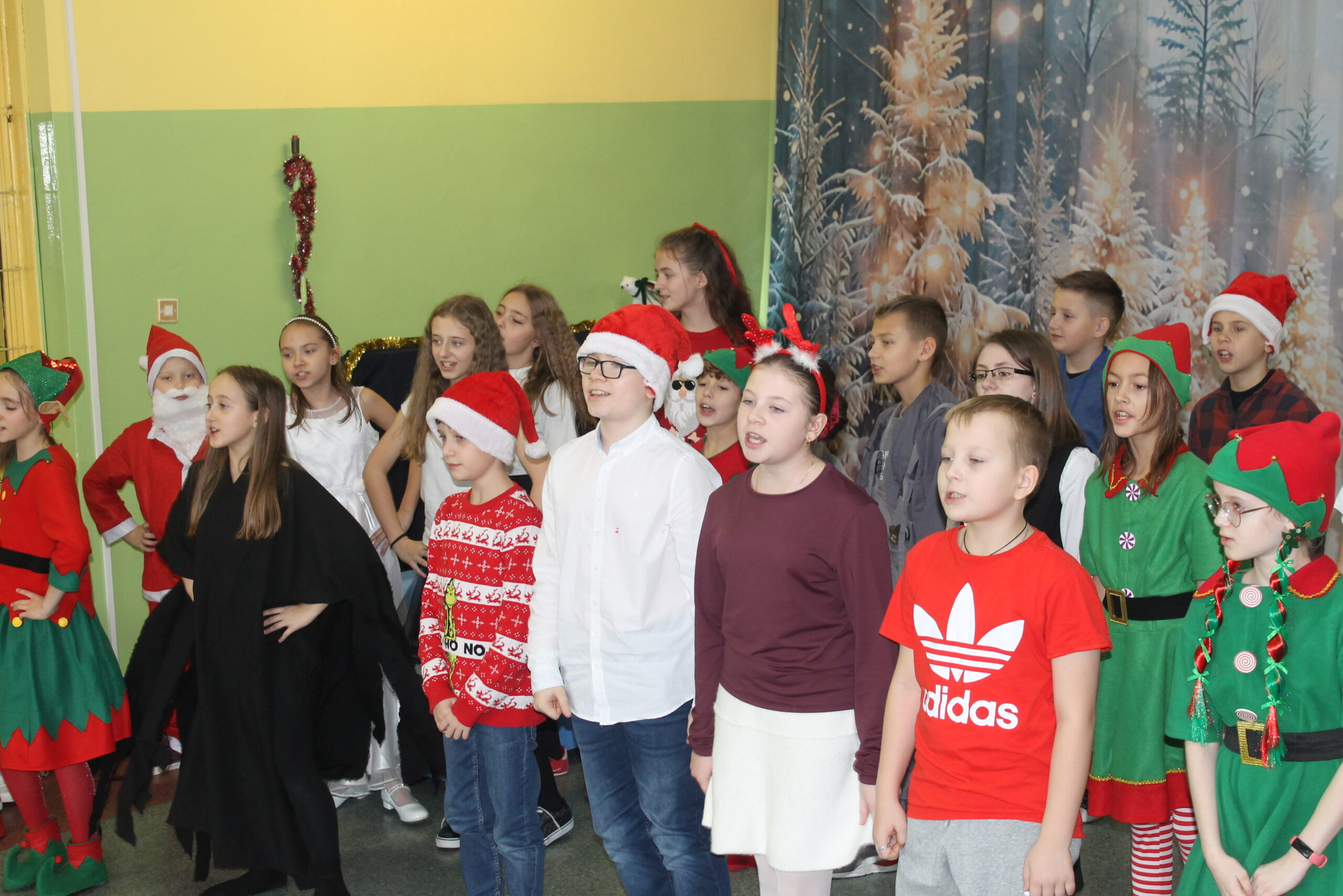 17 grudnia uczniowie klasy 4c zaprezentowali swoim koleżankom i kolegom z klas 1-8 przedstawienie pt. „Świąteczna zamiana miejsc”. Historia była pełna humoru, a jednocześnie niosła ważne przesłanie o empatii, życzliwości i wzajemnym zrozumieniu. Barwne stroje i zaangażowanie młodych aktorów zostały nagrodzone gromkimi brawami.