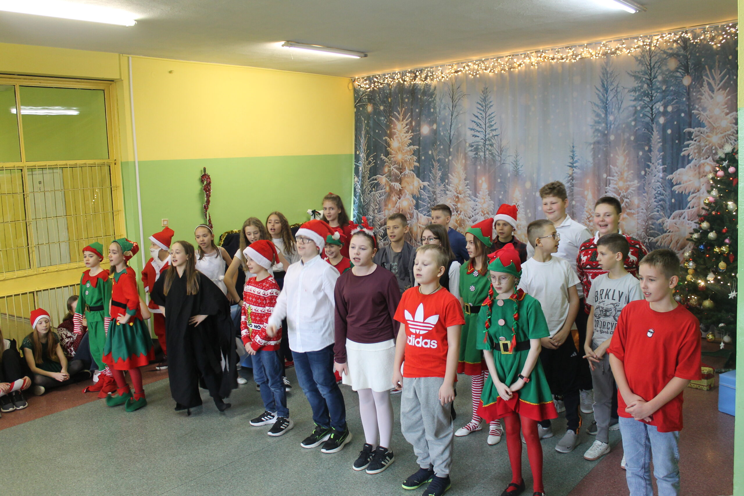 17 grudnia uczniowie klasy 4c zaprezentowali swoim koleżankom i kolegom z klas 1-8 przedstawienie pt. „Świąteczna zamiana miejsc”. Historia była pełna humoru, a jednocześnie niosła ważne przesłanie o empatii, życzliwości i wzajemnym zrozumieniu. Barwne stroje i zaangażowanie młodych aktorów zostały nagrodzone gromkimi brawami.