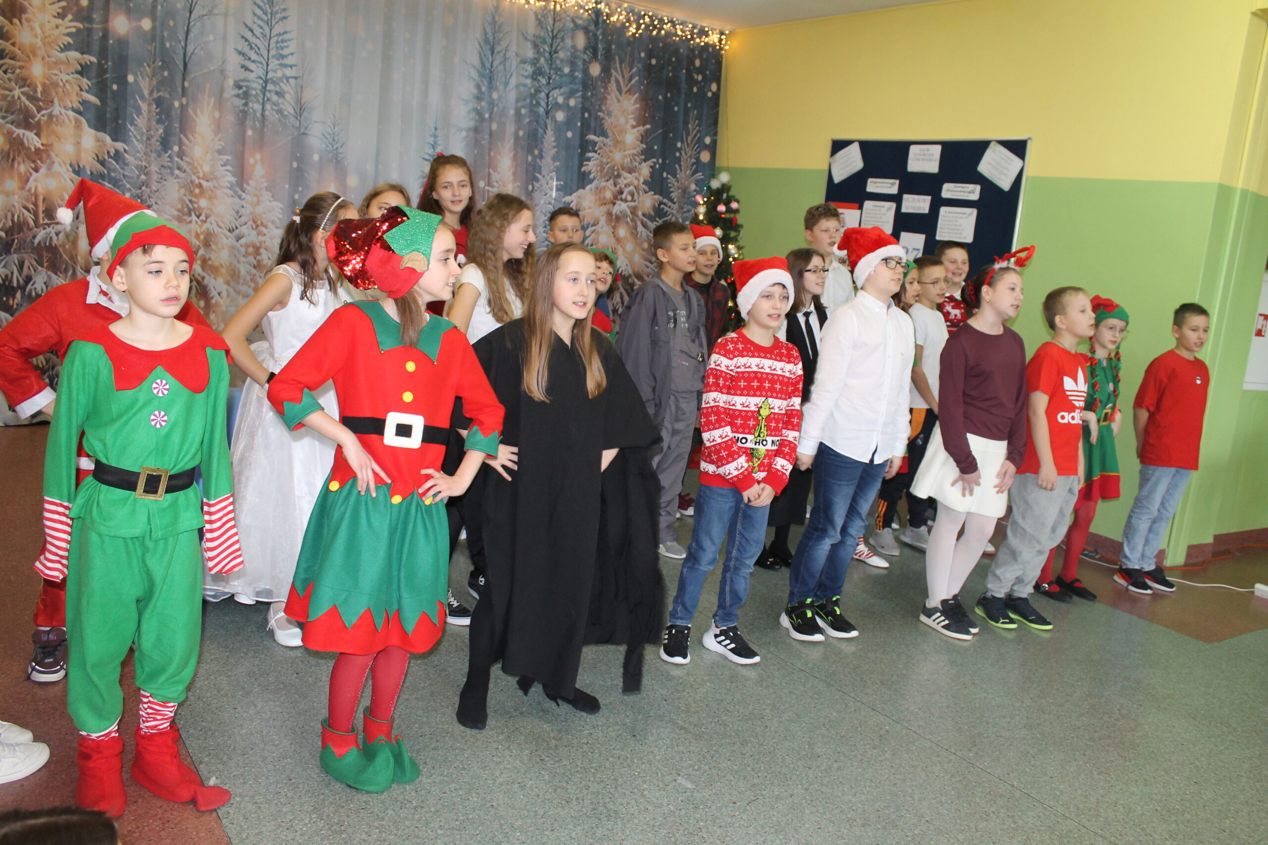 17 grudnia uczniowie klasy 4c zaprezentowali swoim koleżankom i kolegom z klas 1-8 przedstawienie pt. „Świąteczna zamiana miejsc”. Historia była pełna humoru, a jednocześnie niosła ważne przesłanie o empatii, życzliwości i wzajemnym zrozumieniu. Barwne stroje i zaangażowanie młodych aktorów zostały nagrodzone gromkimi brawami.