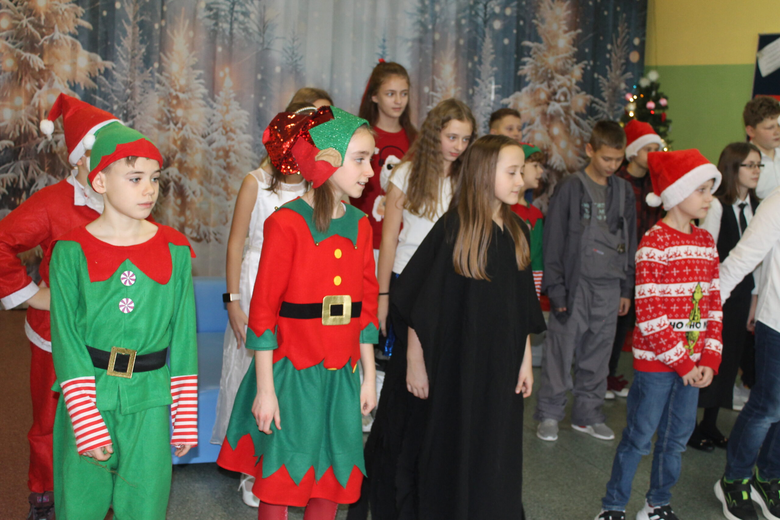 17 grudnia uczniowie klasy 4c zaprezentowali swoim koleżankom i kolegom z klas 1-8 przedstawienie pt. „Świąteczna zamiana miejsc”. Historia była pełna humoru, a jednocześnie niosła ważne przesłanie o empatii, życzliwości i wzajemnym zrozumieniu. Barwne stroje i zaangażowanie młodych aktorów zostały nagrodzone gromkimi brawami.