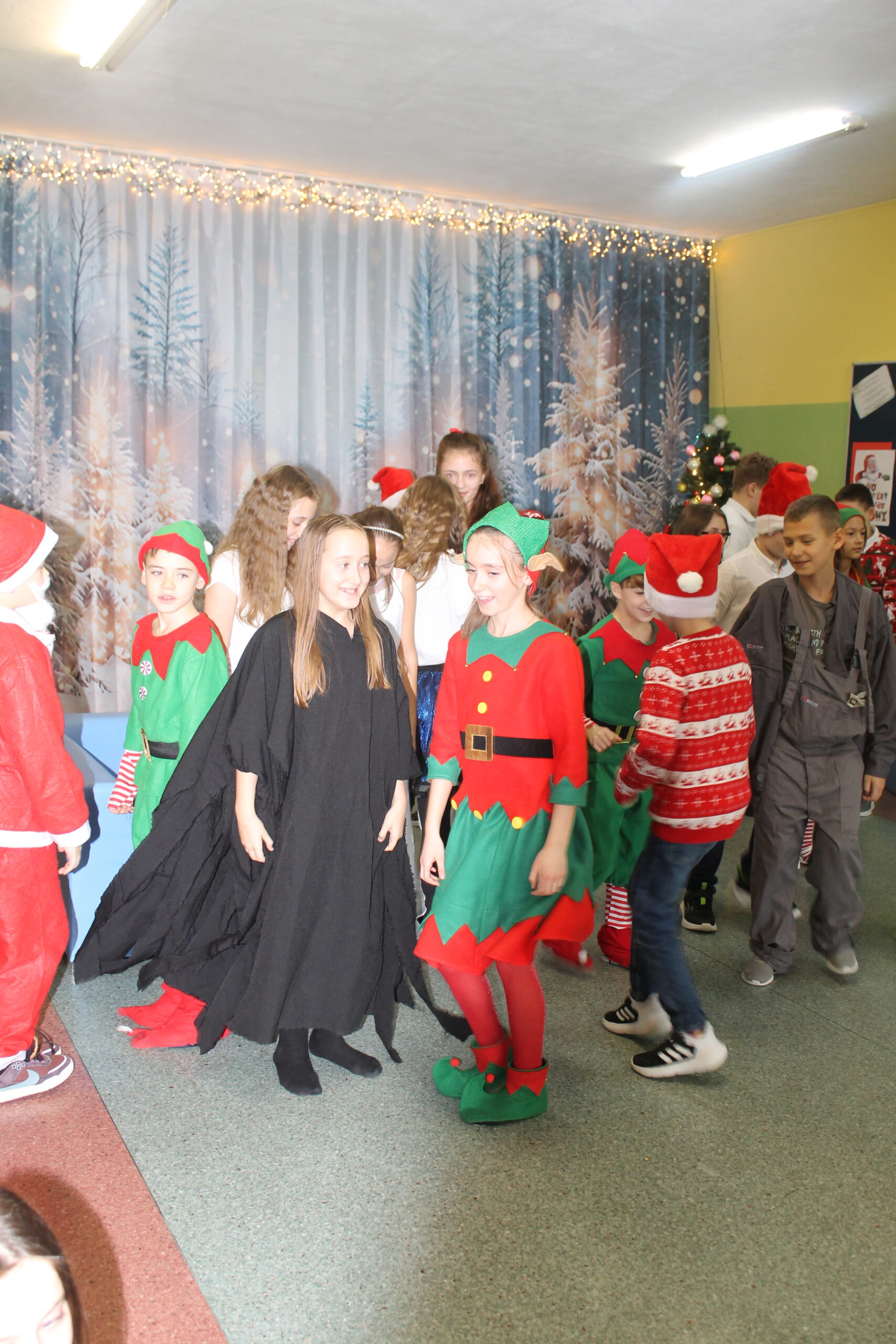 17 grudnia uczniowie klasy 4c zaprezentowali swoim koleżankom i kolegom z klas 1-8 przedstawienie pt. „Świąteczna zamiana miejsc”. Historia była pełna humoru, a jednocześnie niosła ważne przesłanie o empatii, życzliwości i wzajemnym zrozumieniu. Barwne stroje i zaangażowanie młodych aktorów zostały nagrodzone gromkimi brawami.