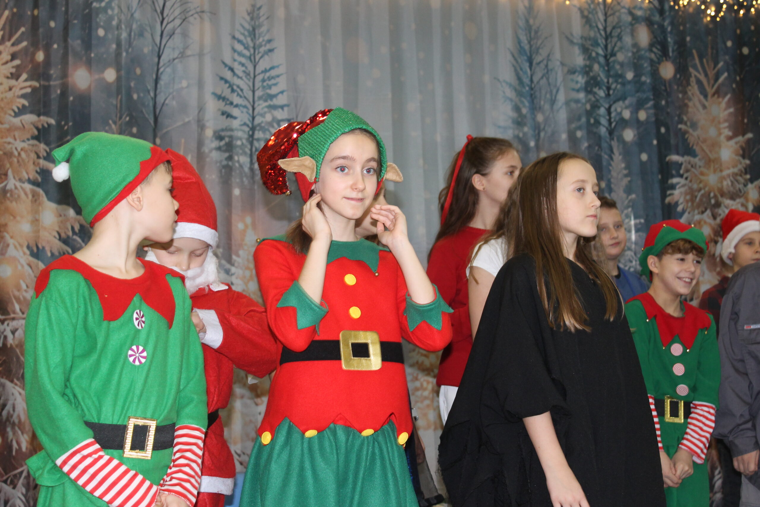 17 grudnia uczniowie klasy 4c zaprezentowali swoim koleżankom i kolegom z klas 1-8 przedstawienie pt. „Świąteczna zamiana miejsc”. Historia była pełna humoru, a jednocześnie niosła ważne przesłanie o empatii, życzliwości i wzajemnym zrozumieniu. Barwne stroje i zaangażowanie młodych aktorów zostały nagrodzone gromkimi brawami.