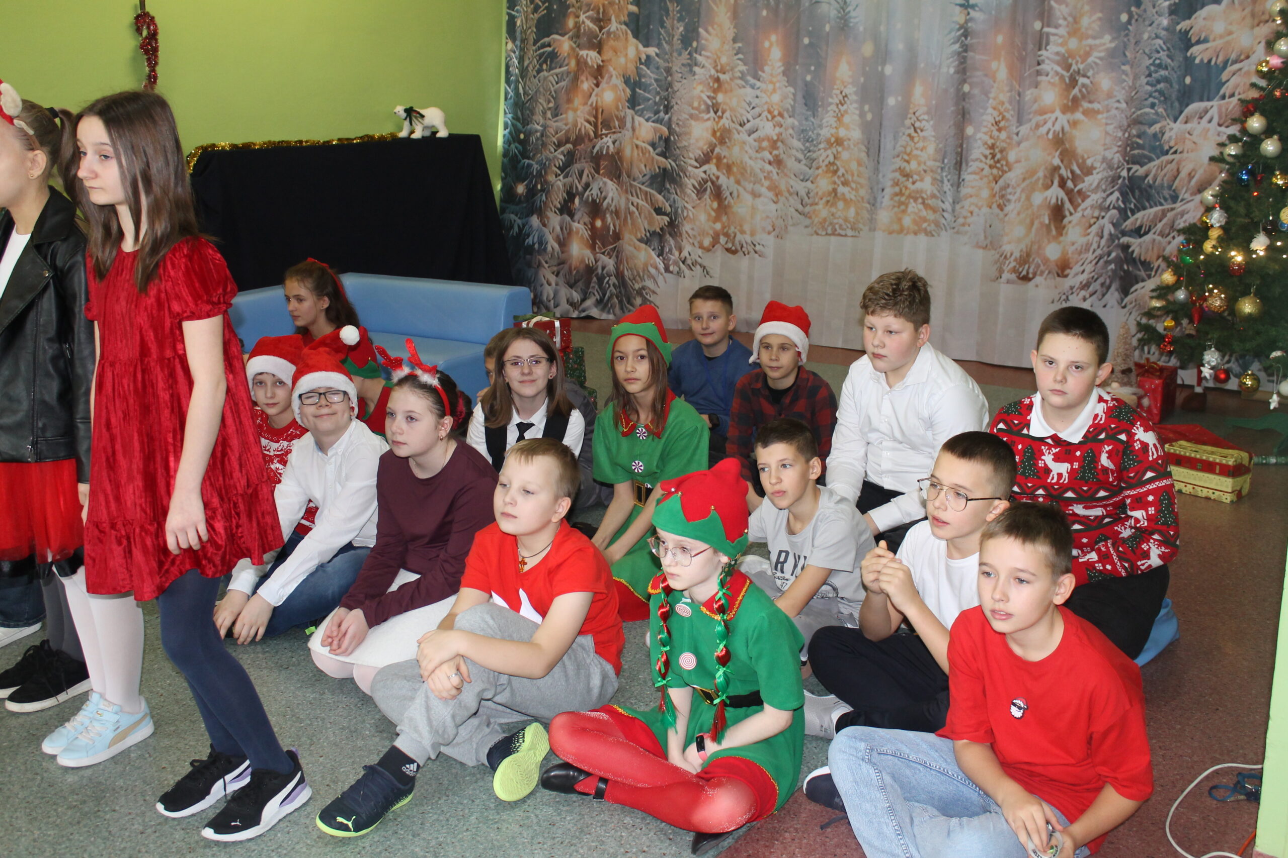 17 grudnia uczniowie klasy 4c zaprezentowali swoim koleżankom i kolegom z klas 1-8 przedstawienie pt. „Świąteczna zamiana miejsc”. Historia była pełna humoru, a jednocześnie niosła ważne przesłanie o empatii, życzliwości i wzajemnym zrozumieniu. Barwne stroje i zaangażowanie młodych aktorów zostały nagrodzone gromkimi brawami.