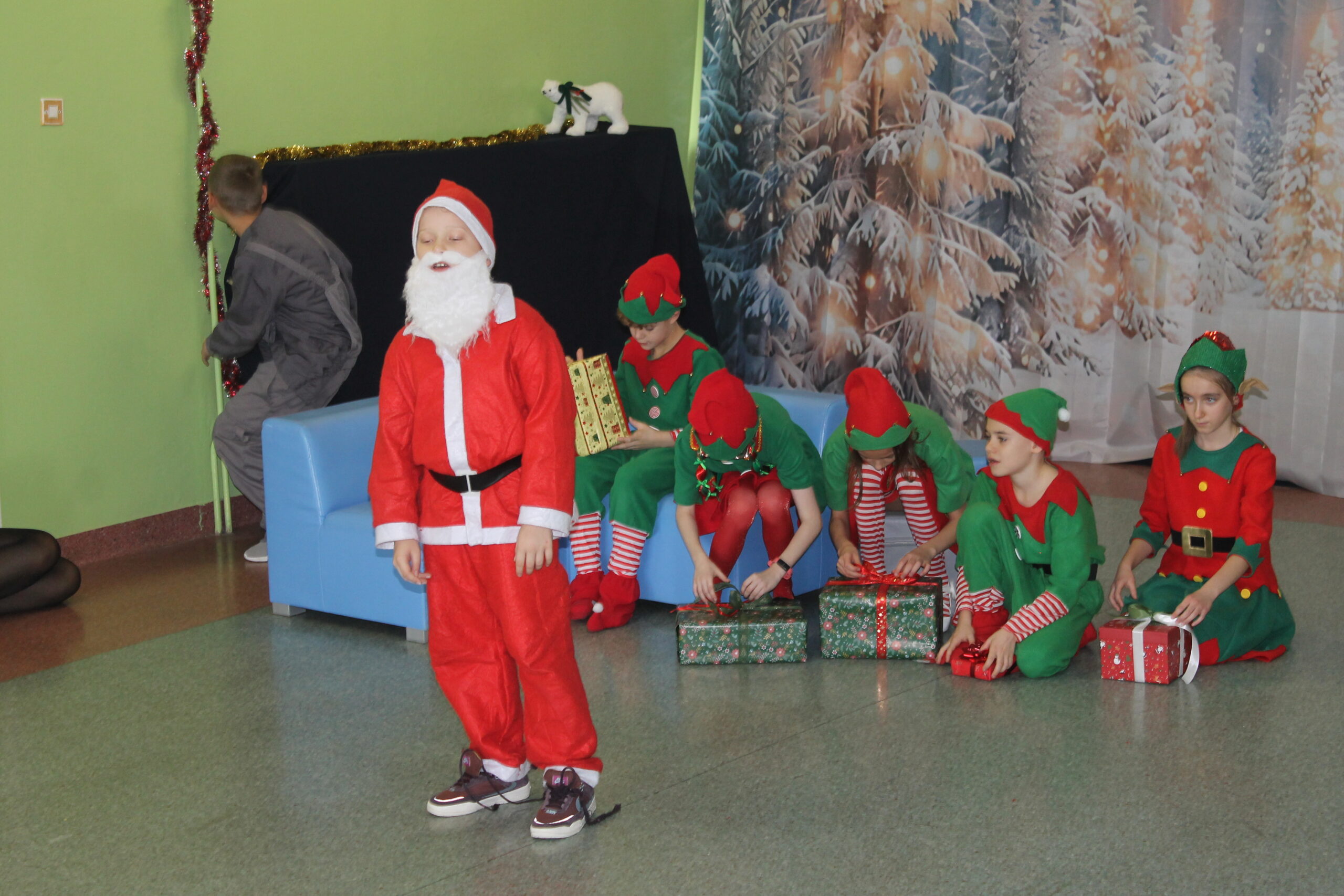 17 grudnia uczniowie klasy 4c zaprezentowali swoim koleżankom i kolegom z klas 1-8 przedstawienie pt. „Świąteczna zamiana miejsc”. Historia była pełna humoru, a jednocześnie niosła ważne przesłanie o empatii, życzliwości i wzajemnym zrozumieniu. Barwne stroje i zaangażowanie młodych aktorów zostały nagrodzone gromkimi brawami.