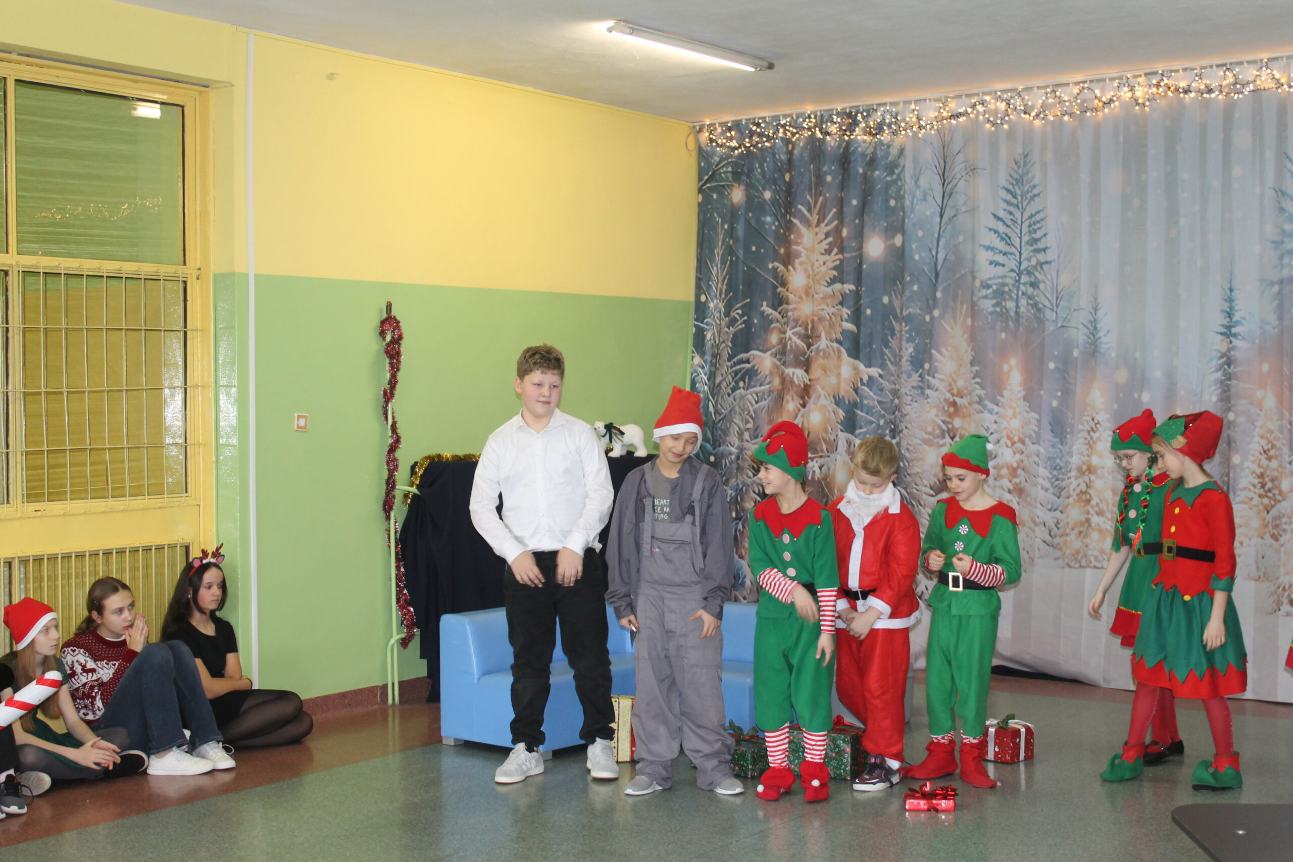 17 grudnia uczniowie klasy 4c zaprezentowali swoim koleżankom i kolegom z klas 1-8 przedstawienie pt. „Świąteczna zamiana miejsc”. Historia była pełna humoru, a jednocześnie niosła ważne przesłanie o empatii, życzliwości i wzajemnym zrozumieniu. Barwne stroje i zaangażowanie młodych aktorów zostały nagrodzone gromkimi brawami.