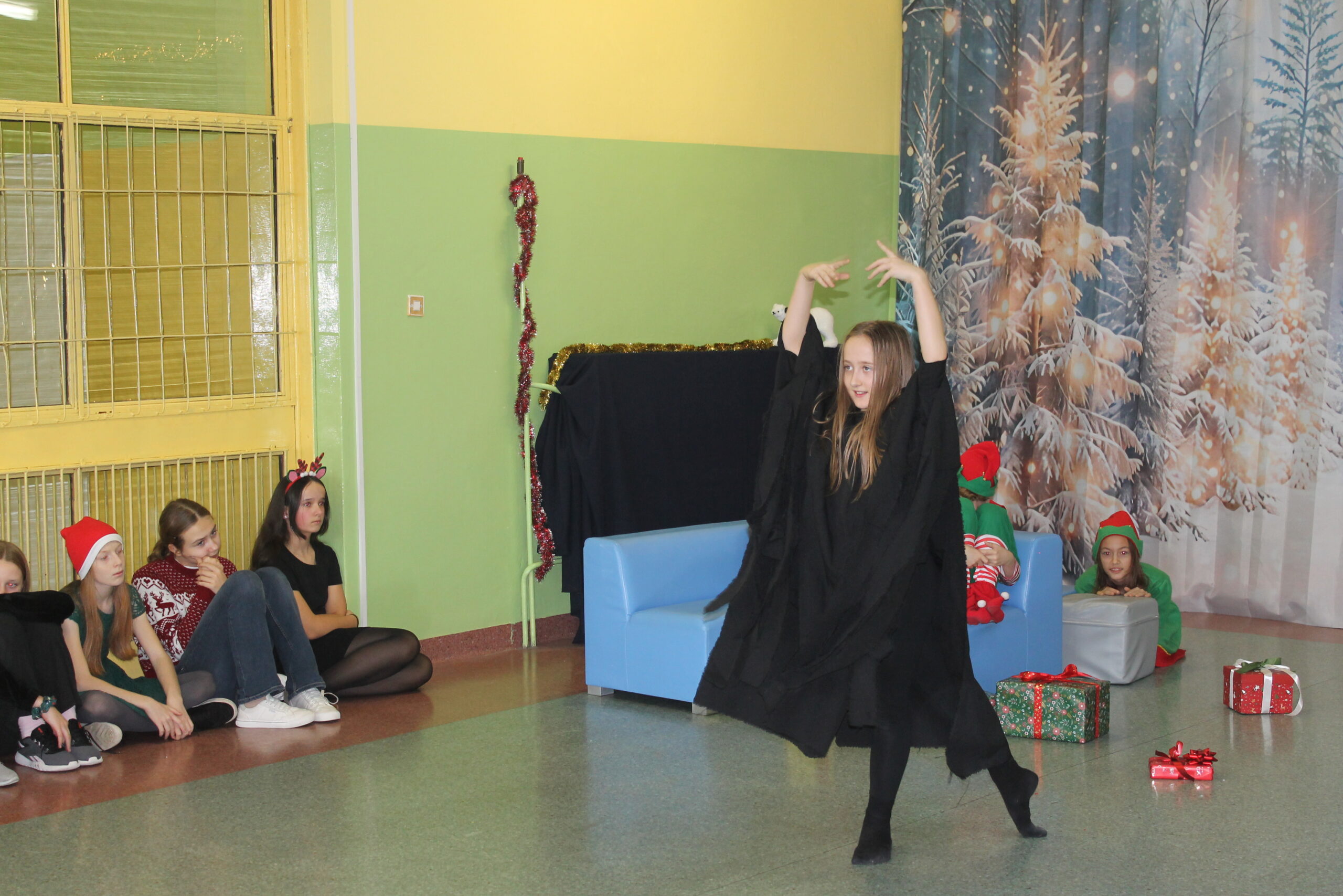 17 grudnia uczniowie klasy 4c zaprezentowali swoim koleżankom i kolegom z klas 1-8 przedstawienie pt. „Świąteczna zamiana miejsc”. Historia była pełna humoru, a jednocześnie niosła ważne przesłanie o empatii, życzliwości i wzajemnym zrozumieniu. Barwne stroje i zaangażowanie młodych aktorów zostały nagrodzone gromkimi brawami.