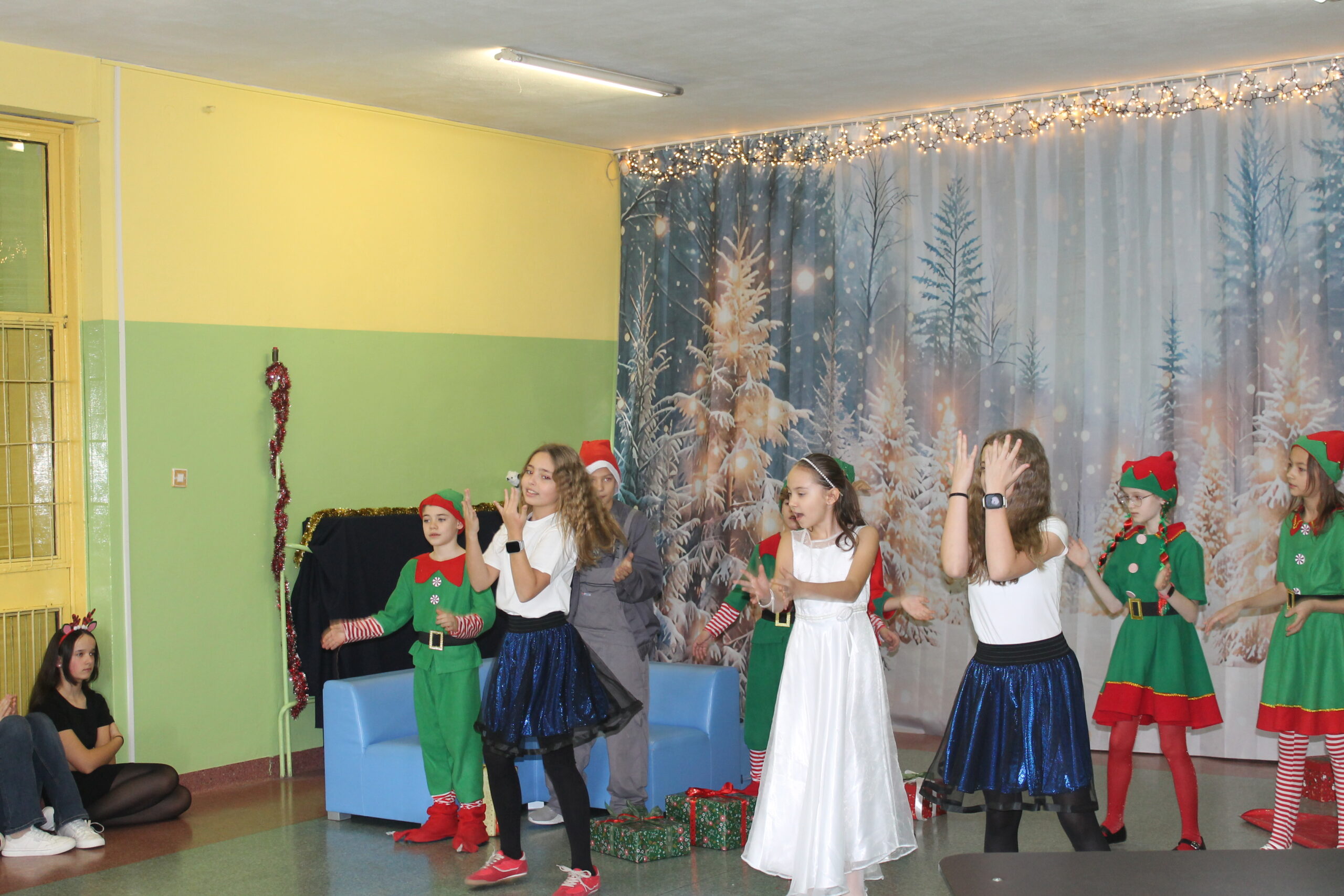 17 grudnia uczniowie klasy 4c zaprezentowali swoim koleżankom i kolegom z klas 1-8 przedstawienie pt. „Świąteczna zamiana miejsc”. Historia była pełna humoru, a jednocześnie niosła ważne przesłanie o empatii, życzliwości i wzajemnym zrozumieniu. Barwne stroje i zaangażowanie młodych aktorów zostały nagrodzone gromkimi brawami.