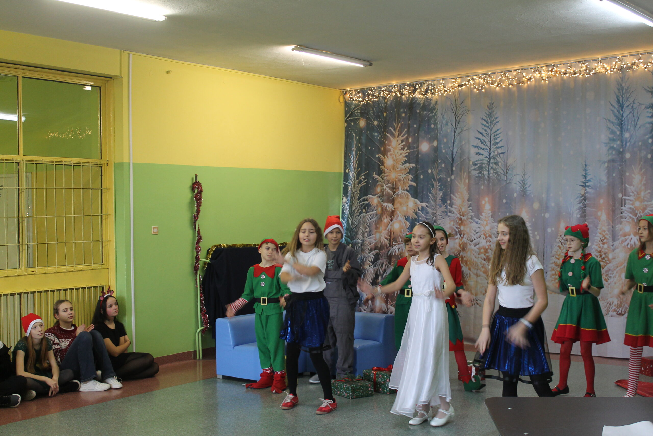 17 grudnia uczniowie klasy 4c zaprezentowali swoim koleżankom i kolegom z klas 1-8 przedstawienie pt. „Świąteczna zamiana miejsc”. Historia była pełna humoru, a jednocześnie niosła ważne przesłanie o empatii, życzliwości i wzajemnym zrozumieniu. Barwne stroje i zaangażowanie młodych aktorów zostały nagrodzone gromkimi brawami.