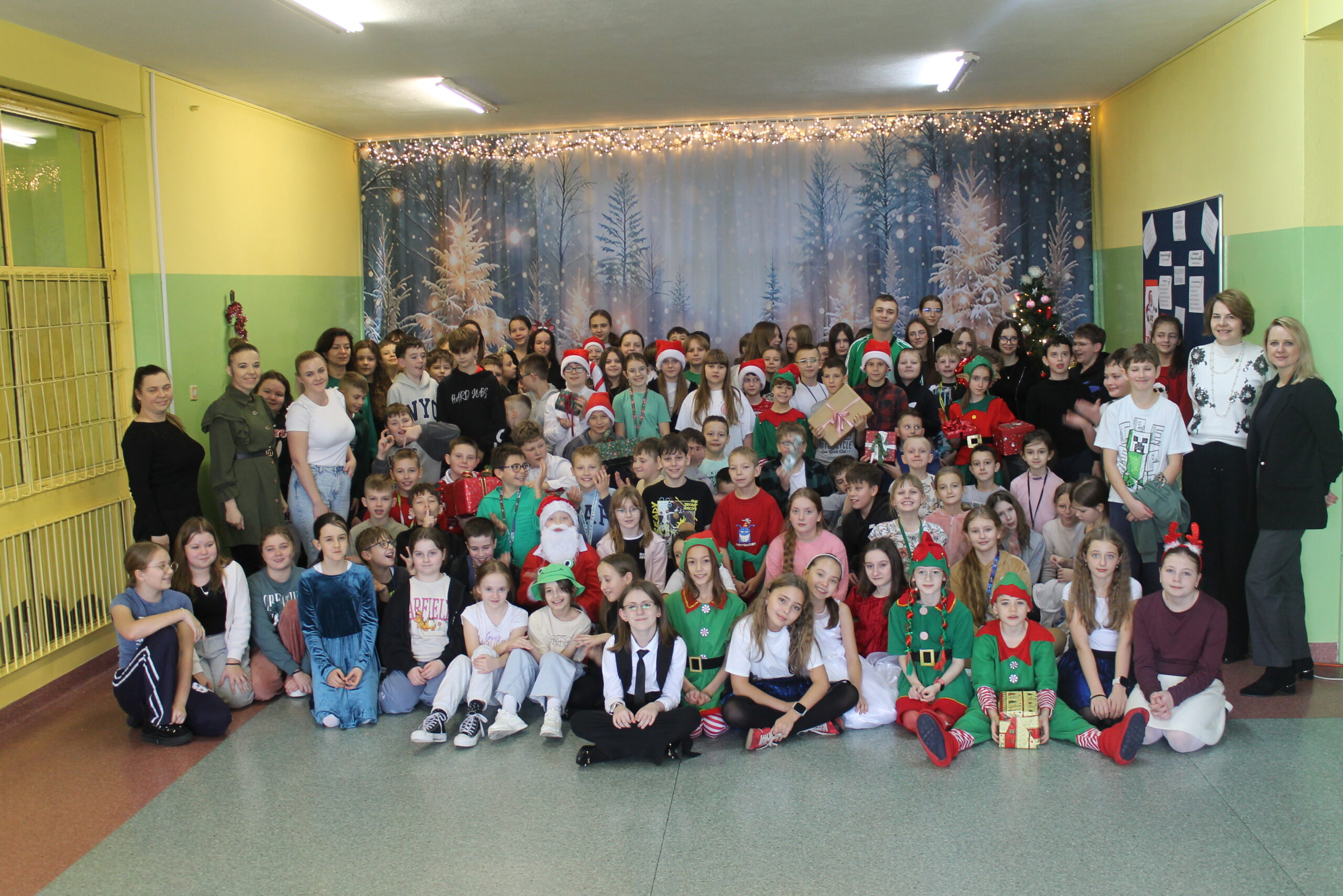 17 grudnia uczniowie klasy 4c zaprezentowali swoim koleżankom i kolegom z klas 1-8 przedstawienie pt. „Świąteczna zamiana miejsc”. Historia była pełna humoru, a jednocześnie niosła ważne przesłanie o empatii, życzliwości i wzajemnym zrozumieniu. Zdjęcie grupowe. .