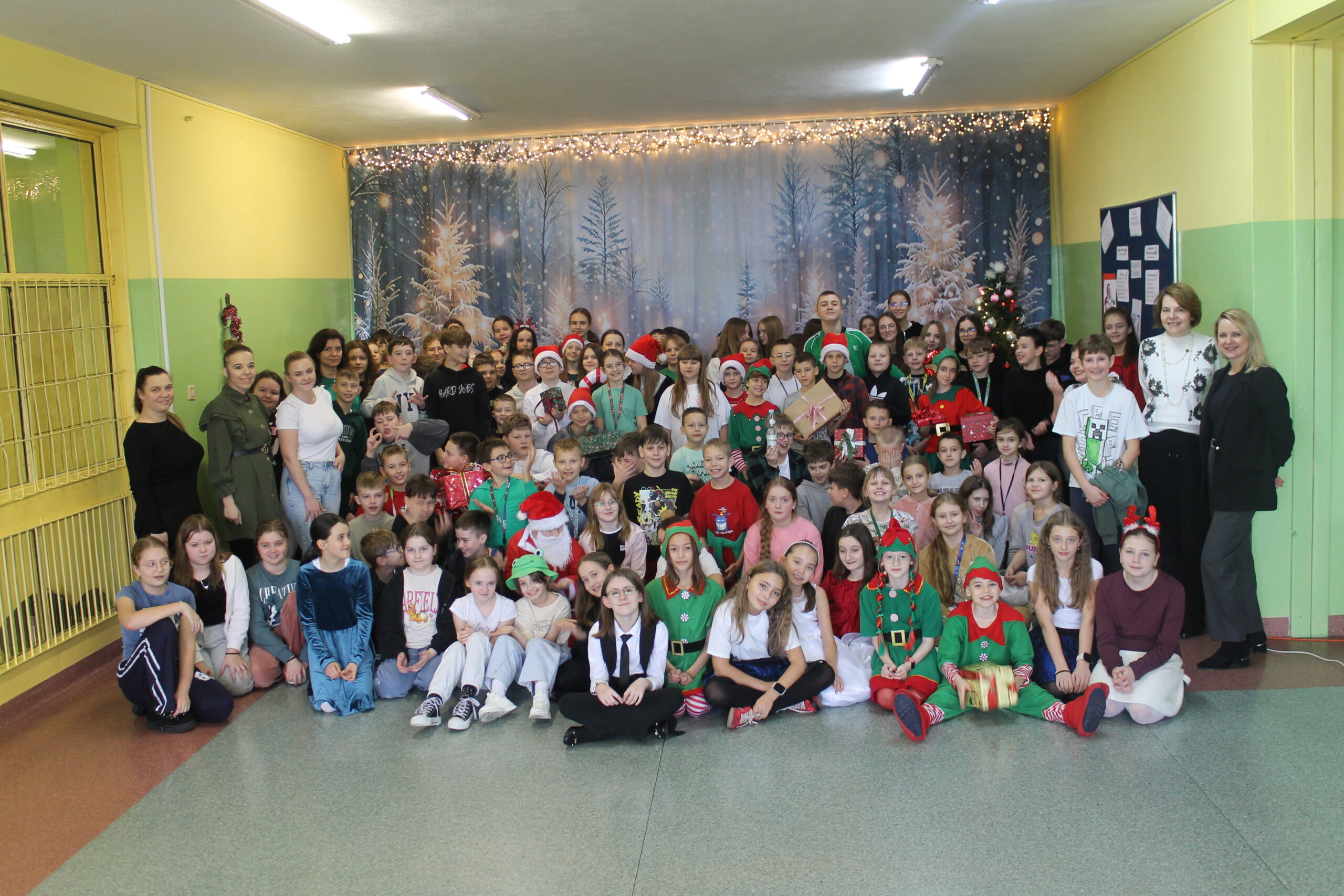 17 grudnia uczniowie klasy 4c zaprezentowali swoim koleżankom i kolegom z klas 1-8 przedstawienie pt. „Świąteczna zamiana miejsc”. Historia była pełna humoru, a jednocześnie niosła ważne przesłanie o empatii, życzliwości i wzajemnym zrozumieniu. Zdjęcie grupowe. .