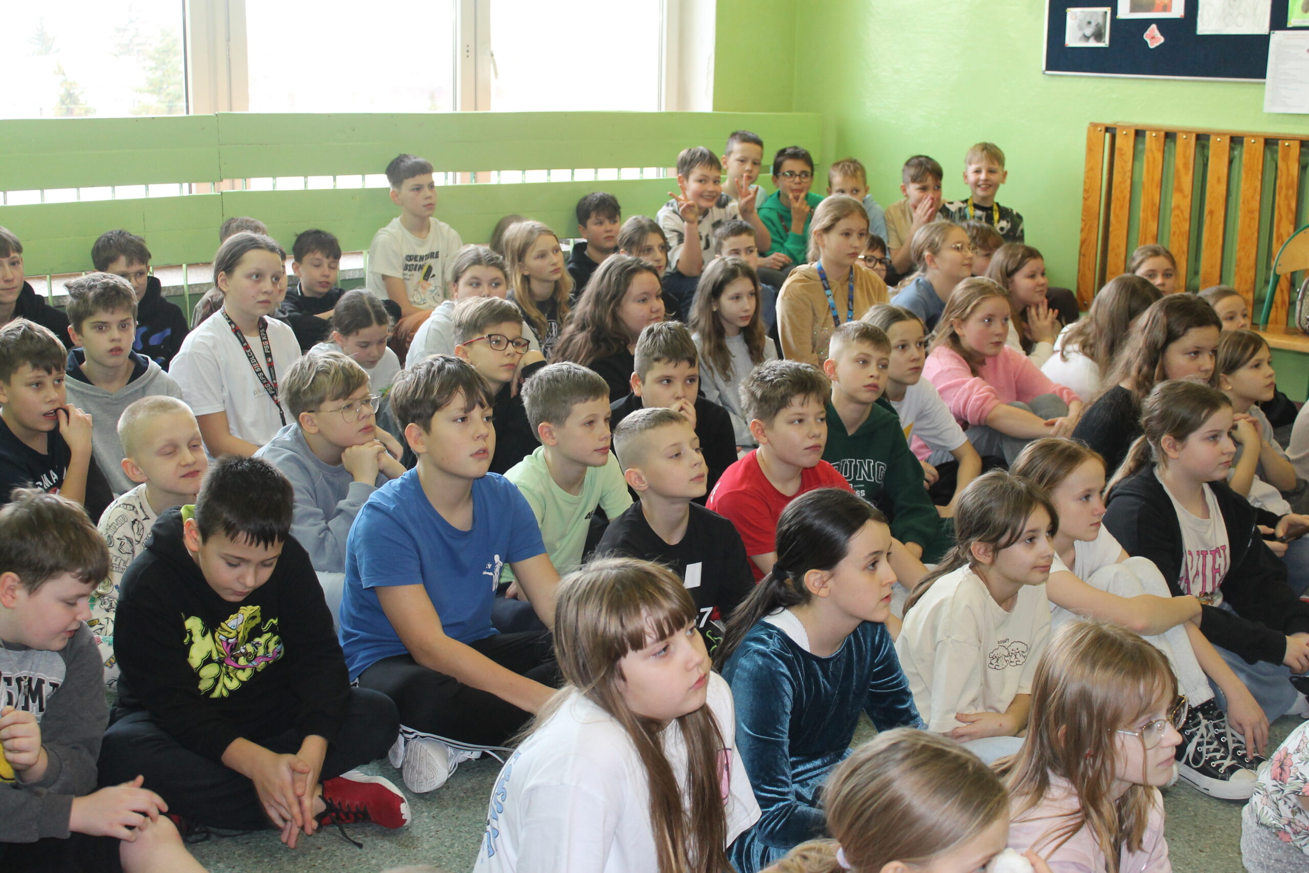 17 grudnia uczniowie klasy 4c zaprezentowali swoim koleżankom i kolegom z klas 1-8 przedstawienie pt. „Świąteczna zamiana miejsc”. Historia była pełna humoru, a jednocześnie niosła ważne przesłanie o empatii, życzliwości i wzajemnym zrozumieniu. Publiczność.