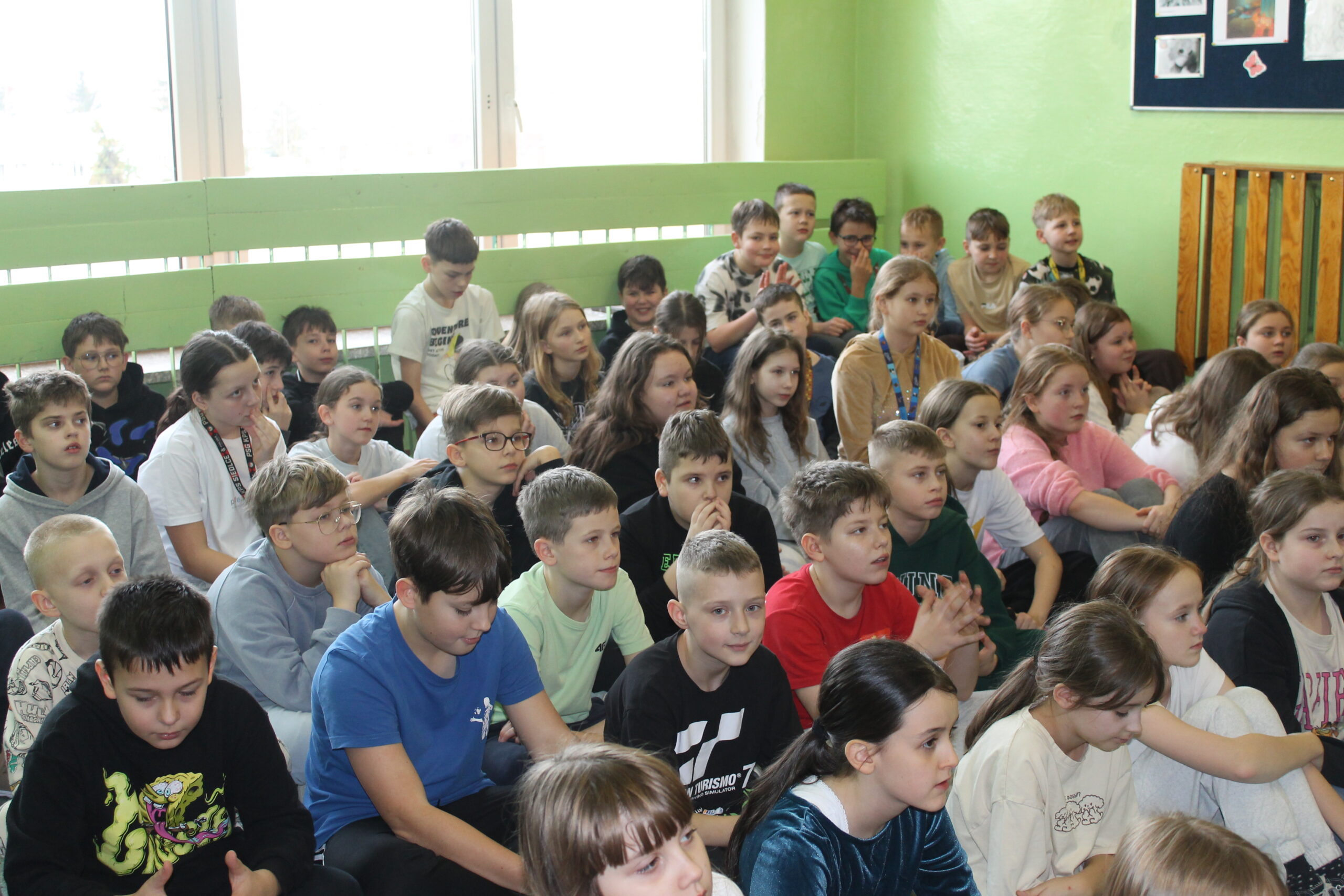 17 grudnia uczniowie klasy 4c zaprezentowali swoim koleżankom i kolegom z klas 1-8 przedstawienie pt. „Świąteczna zamiana miejsc”. Historia była pełna humoru, a jednocześnie niosła ważne przesłanie o empatii, życzliwości i wzajemnym zrozumieniu. Publiczność.