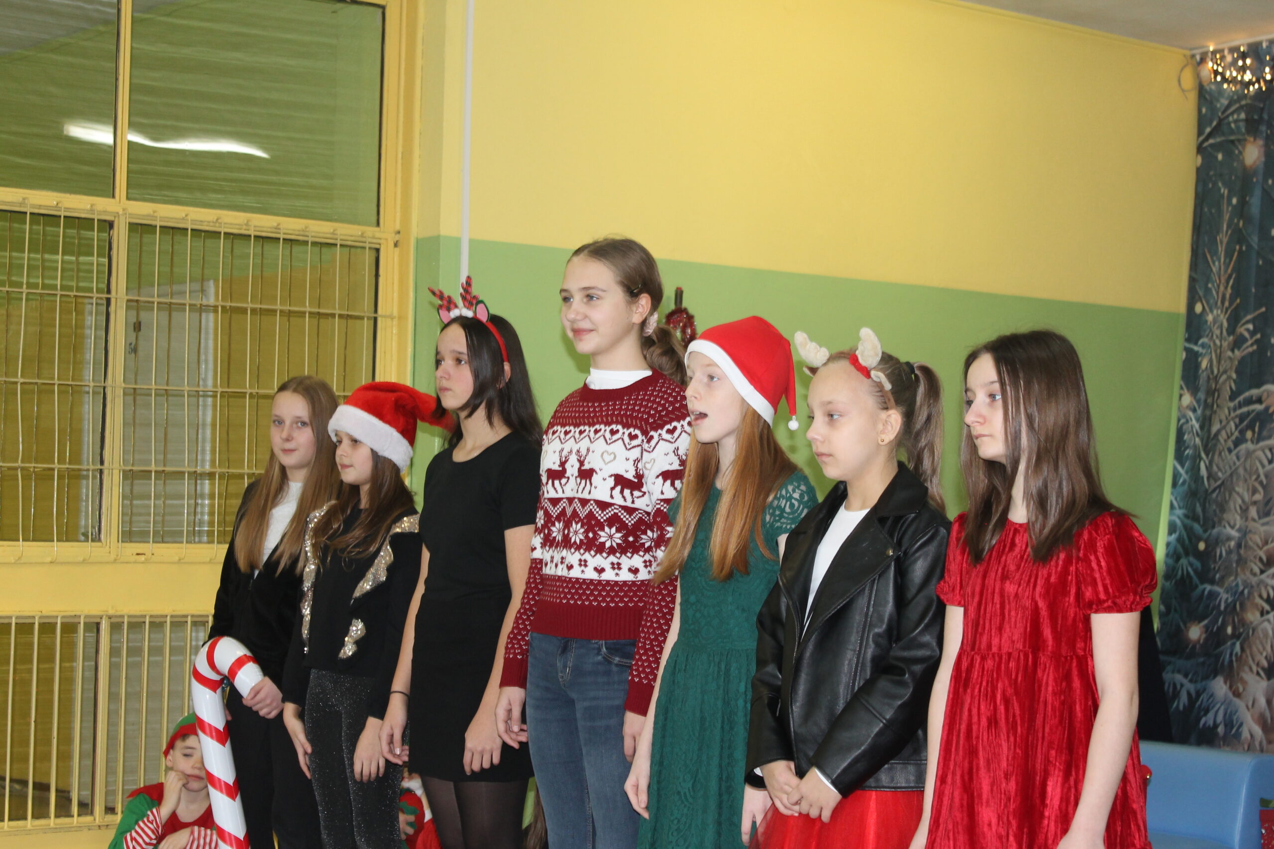 17 grudnia uczniowie klasy 4c zaprezentowali swoim koleżankom i kolegom z klas 1-8 przedstawienie pt. „Świąteczna zamiana miejsc”. Historia była pełna humoru, a jednocześnie niosła ważne przesłanie o empatii, życzliwości i wzajemnym zrozumieniu. Barwne stroje i zaangażowanie młodych aktorów zostały nagrodzone gromkimi brawami.