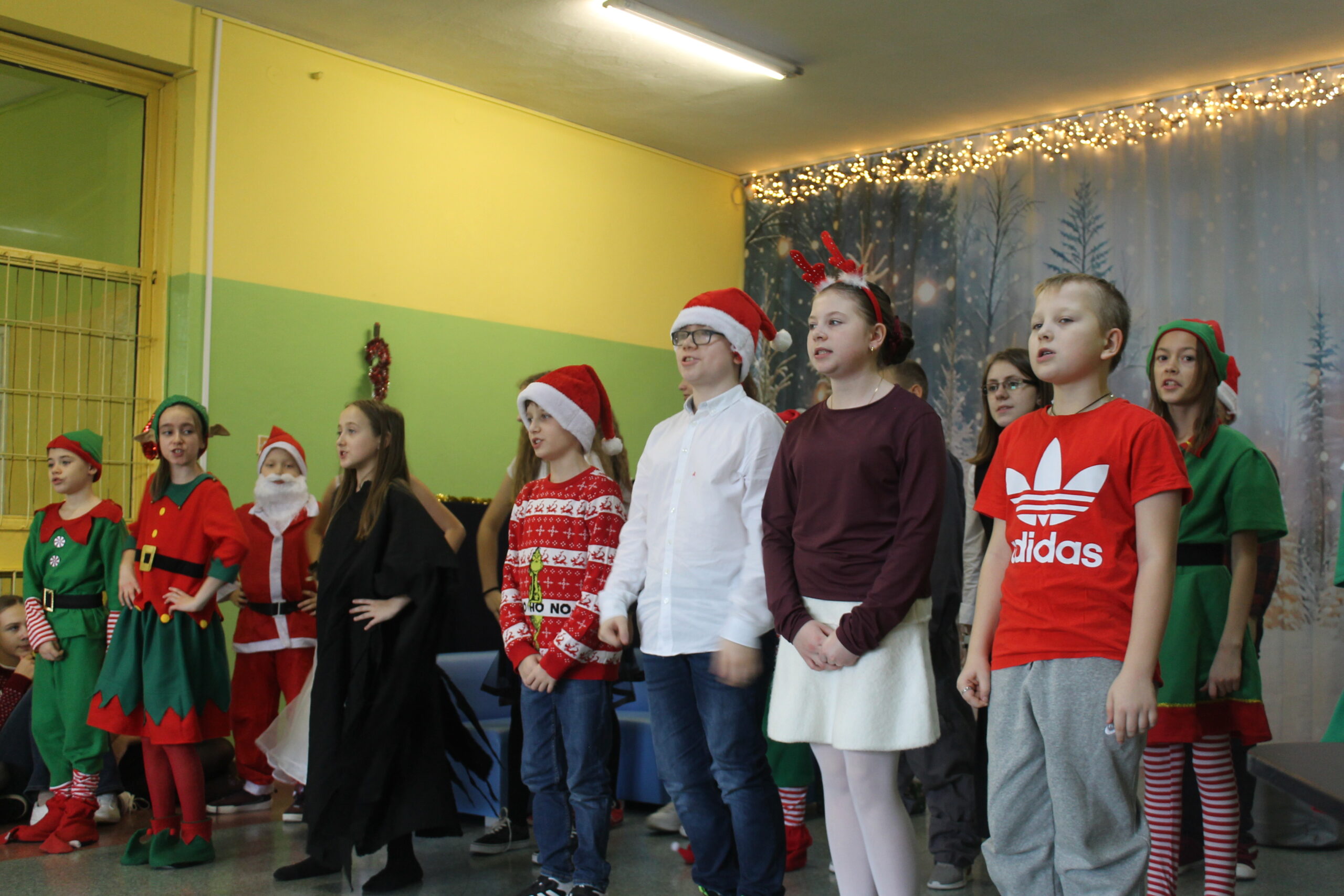 17 grudnia uczniowie klasy 4c zaprezentowali swoim koleżankom i kolegom z klas 1-8 przedstawienie pt. „Świąteczna zamiana miejsc”. Historia była pełna humoru, a jednocześnie niosła ważne przesłanie o empatii, życzliwości i wzajemnym zrozumieniu. Barwne stroje i zaangażowanie młodych aktorów zostały nagrodzone gromkimi brawami.